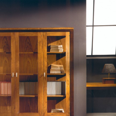 Vitrina de madera de nogal español, tres puertas.