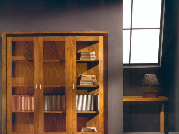 Vitrina de madera de nogal español, tres puertas.