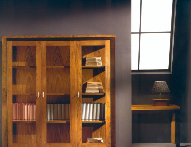 Vitrina de madera de nogal español, tres puertas.